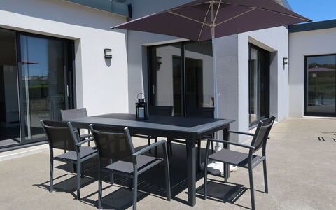 Terre et Mer: Property, Furniture, House, Table, Building, Room, Real Estate, Home, Interior Design, Architecture