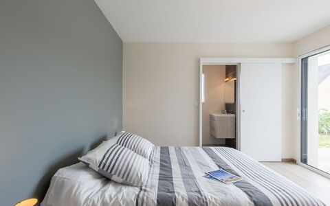 Terre et Mer: Furniture, Property, Building, Comfort, Window, Azure, Wood, Bed Frame, Interior Design, Bed