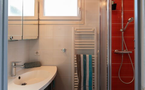 Les Roches: Tap, Plumbing Fixture, Sink, Property, Mirror, Bathroom Sink, Bathroom, Building, Window