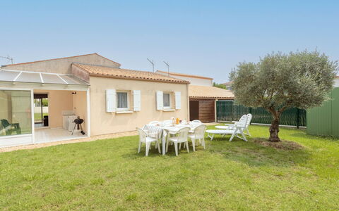 Brive 2: Sky, Building, Plant, Land Lot, Window, Tree, House, Grass, Cottage, Residential Area