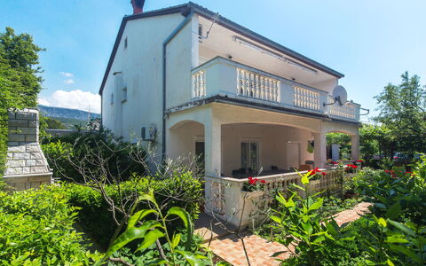 Crikvenica Jadranovo 612: Plant, Building, Sky, Window, House, Tree, Cloud, Land Lot, Cottage, Residential Area