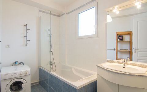 Le Domino: Bathroom, Room, Property, Wall, Ceiling, Interior Design, Tile, Bathroom Accessory, Laundry Room, Plumbing Fixture