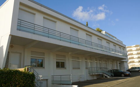 Le Domino: Building, Property, Architecture, House, Real Estate, Facade, Commercial Building, Home, Material Property, Residential Area