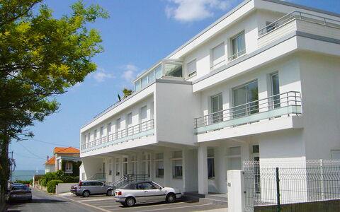 Le Domino: Sky, Wheel, Car, Building, Window, Property, Cloud, Vehicle, Plant