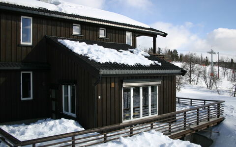 Gjefselykkja: Sky, Snow, Window, Cloud, Property, Building, Wood, House, Tree, Cottage