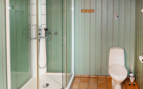 Gjefselykkja: Plumbing Fixture, Door, Bathroom, Interior Design, Shower Door, Building, Floor, Wall