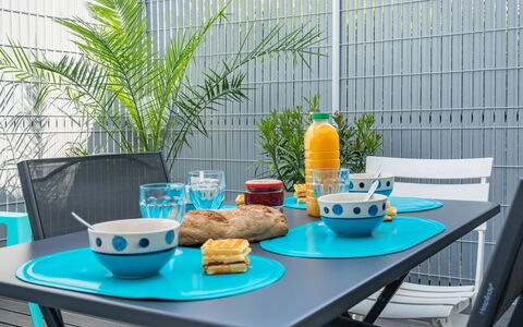 Les Jardins D'Agathe: Table, Tableware, Food, Furniture, Property, Dishware, Green, Drinkware, Azure, Cup