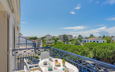 Vaux sur Mer 550: Water, Building, Plant, Sky, Daytime, Property, Swimming Pool, Azure, Window, Tree