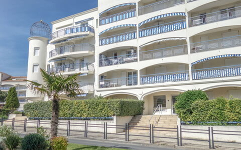 Vaux sur Mer 550: Building, Plant, Sky, Window, Urban Design, Neighbourhood, Residential Area, Condominium, Tree, Facade