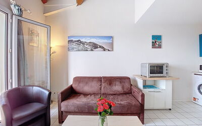 Parc de Pontaillac 550.29: Furniture, Interior Design, Floor, Flooring, Ceiling, Room, Apartment, Home, Couch, Living Room