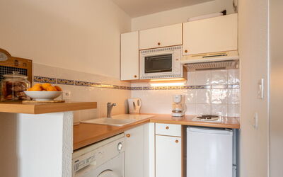 Parc de Pontaillac 550.21: Cabinetry, Countertop, Building, Kitchen, Kitchen Appliance, Kitchen Stove, Wood, Home Appliance, Lighting, Flooring