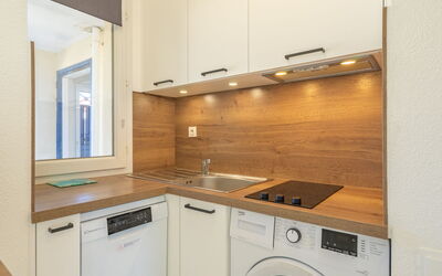 Parc de Pontaillac 550.3: Countertop, Major Appliance, Kitchen Appliance, Kitchen, Flooring, Wood, Interior Design, Plumbing Fixture, Cabinetry, Floor