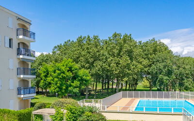 Parc de Pontaillac 550.10: Sky, Plant, Property, Cloud, Building, Land Lot, Vegetation, Window, Tree, Urban Design