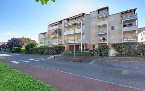 Jardins de Pontaillac: Residential Area, Apartment, Condominium, Sidewalk, Suburb, Parking, Driveway, Balcony