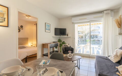 Jardins de Pontaillac: Apartment, Home, Condominium, Balcony, Chair, Hotel, Kitchen & Dining Room Table, Houseplant
