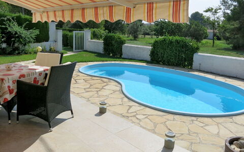 Ingeborg: Water, Plant, Property, Swimming Pool, Shade, Azure, Building, Outdoor Furniture, Rectangle, Tree