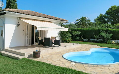 Ingeborg: Property, House, Swimming Pool, Building, Home, Real Estate, Villa, Backyard, Grass, Shade