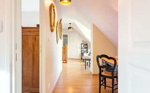 La Lucerie: Wood, Chair, Building, Interior Design, Flooring, Door, Hall, Floor, Comfort, Hardwood