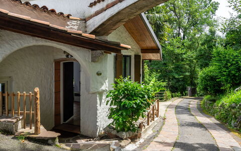 Leggiuno 605: Property, Building, House, Home, Real Estate, Architecture, Estate, Residential Area, Porch, Courtyard