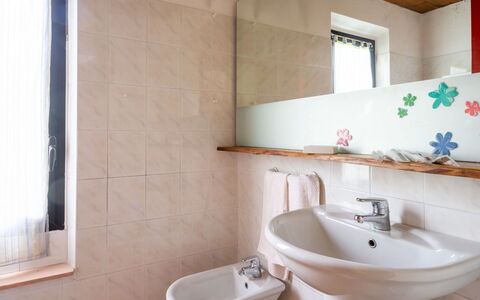 Leggiuno 605: Bathroom, Property, Room, Bathroom Sink, Wall, Tap, Architecture, Interior Design, Plumbing Fixture, Bathroom Accessory