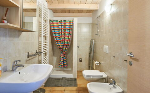 Dongo 662: Tap, Plumbing Fixture, Sink, Bathroom Sink, Property, Photograph, Bathroom, Mirror, Blue, Purple