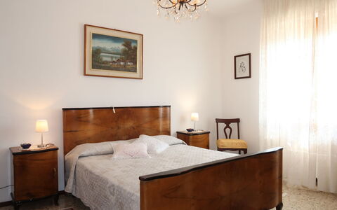Gialla: Bedroom, Furniture, Bed, Room, Bed Sheet, Mattress, Bedding, Property, Bed Frame, Interior Design