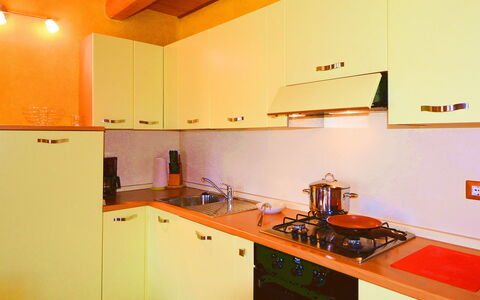 Gravedona 744: Kitchen, Kitchen Appliance, Countertop, Major Appliance, Interior Design, Wood, Kitchen Stove, Stove, Flooring, Gas Stove