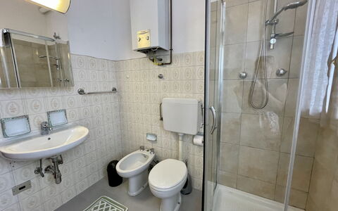 Romina (Dma175): Plumbing Fixture, Sink, Property, Tap, Mirror, Bathroom Sink, Bathroom, Building, Shower Door, Toilet