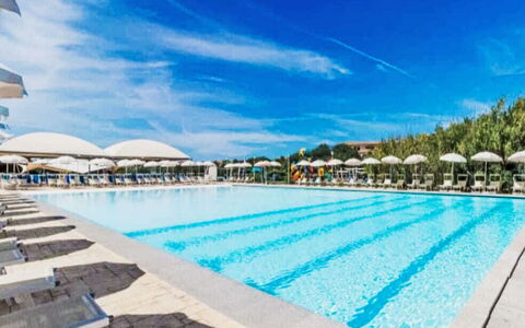 Baia delle Mimose: Water, Sky, Cloud, Swimming Pool, Blue, Plant, Azure, Rectangle, Leisure, Aqua
