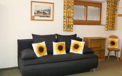 Eusch: Picture Frame, Furniture, Couch, Property, Decoration, Plant, Comfort, Interior Design, Textile, Wood