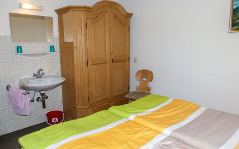 Eusch: Mirror, Furniture, Property, Sink, Tap, Cabinetry, Plumbing Fixture, Comfort, Building, Picture Frame