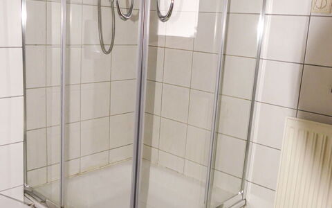 Eusch: Shower, Shower Door, Window, Rectangle, Building, Flooring, Floor, Plumbing Fixture