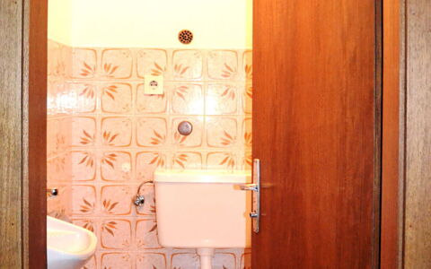 Saalfelden am Steinernen Meer 613: Bathroom, Property, Room, Toilet, Plumbing Fixture, Architecture, Door, Toilet Seat, Interior Design, Tile