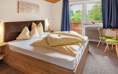 Penz: Bedroom, Bed, Furniture, Room, Property, Bed Frame, Interior Design, Mattress, Bed Sheet, Bedding