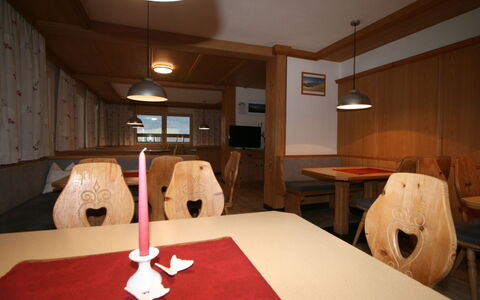Eberharter: Property, Furniture, Table, Wood, Interior Design, Lighting, Architecture, Flooring, Comfort, Floor