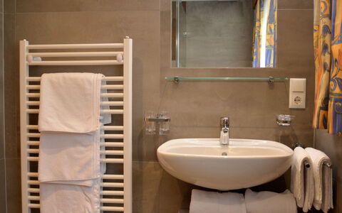 Niederhof: Brown, Mirror, Tap, Plumbing Fixture, Property, Sink, Bathroom Sink, Bathroom, Purple, Wood