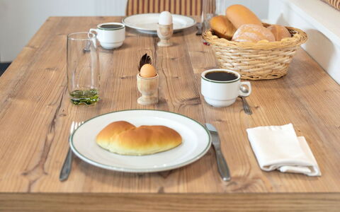 Kappl 822: Food, Table, Tableware, Furniture, Dishware, Tablecloth, Textile, Interior Design, Plate, Orange