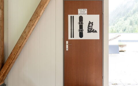Kappl 822: Wood, Tree, Door, Material Property, Hardwood, Wood Stain, Gas, Font, House