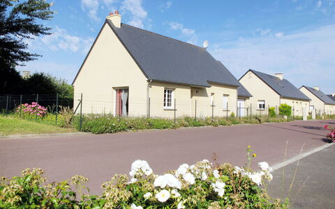 Clos D'Amont: Cloud, Plant, Flower, Sky, Building, Window, House, Tree, Land Lot, Cottage