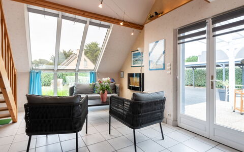 Côte des Îles: Furniture, Comfort, Building, Couch, Window, Interior Design, Plant, Houseplant, Picture Frame, Shade