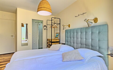 Indigo-Vue Mer et Piscine Chauffée: Furniture, Property, Comfort, Azure, Bed Frame, Wood, Textile, Lamp, Interior Design, Cabinetry