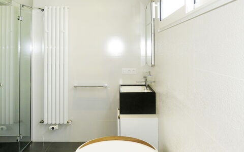 Indigo-Vue Mer et Piscine Chauffée: Property, Building, Lighting, Flooring, Wood, Interior Design, Floor, Bathroom, Wall
