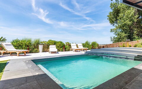 Indigo-Vue Mer et Piscine Chauffée: Plant, Plant Community, Vehicle, Sky, Car, Tree, Grass, Vegetation, Land Lot