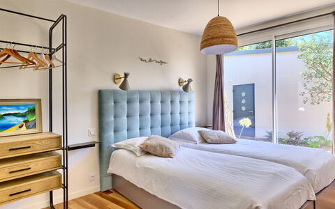 Indigo-Vue Mer et Piscine Chauffée: Furniture, Property, Comfort, Cabinetry, Azure, Building, Blue, Wood, Bed Frame, Interior Design