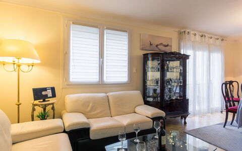 Les Glénans: Building, Window, Comfort, Wood, Television, Living Room, Interior Design, House, Couch, Floor