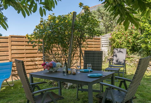 Ty-Rozen: Table, Plant, Property, Furniture, Sky, Building, Outdoor Table, Nature, Blue, Azure