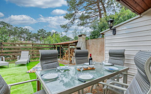 Accommodation:&nbsp;Les Cracks - les As 100.11