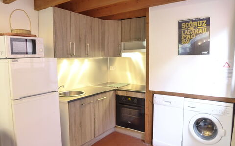Accommodation:&nbsp;Les Cracks - les As 100.9