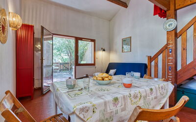 Accommodation:&nbsp;Les Cracks - les As 100.2