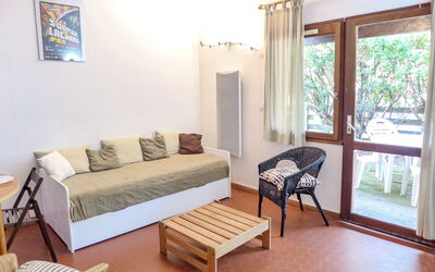 Accommodation:&nbsp;Les Cracks - les As 100.9